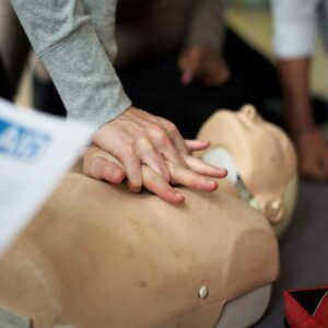 CÓMO ACTÚA UN DESFIBRILADOR