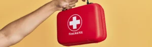 Descubre qué debe incluir un botiquín de RCP y por qué es esencial tenerlo junto al desfibrilador para salvar vidas y cumplir la normativa.
